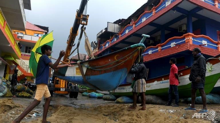 Ngư dân ở Mahabalipuram di chuyển tàu thuyền vào nơi an toàn trong đất liền khi bão Nivar chuẩn bị đổ bộ. Ảnh: AFP