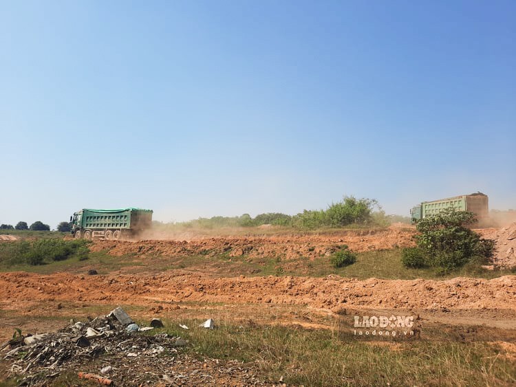 Hình ảnh xe cộ vận chuyển đất ra khỏi quả đồi tại thôn Láng. Khương Duy