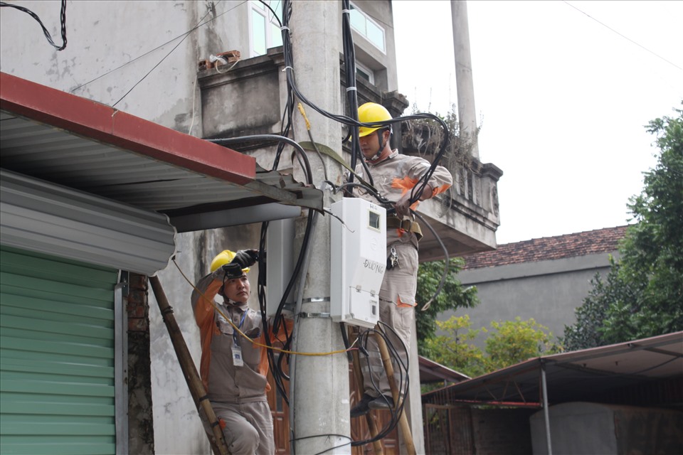 Công nhân Điện lực Thành phố Bắc Ninh lắp đặt công tơ điện tử. Ảnh: PC Bắc Ninh