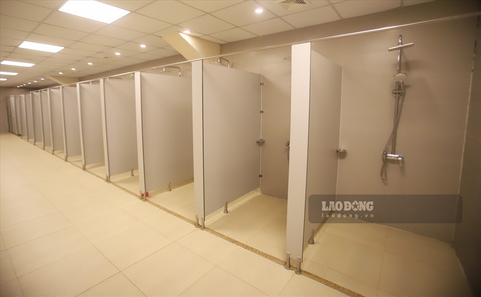 Hệ thống phòng tắm đảm bảo phục vụ cho cả đội bóng cùng một lúc.
