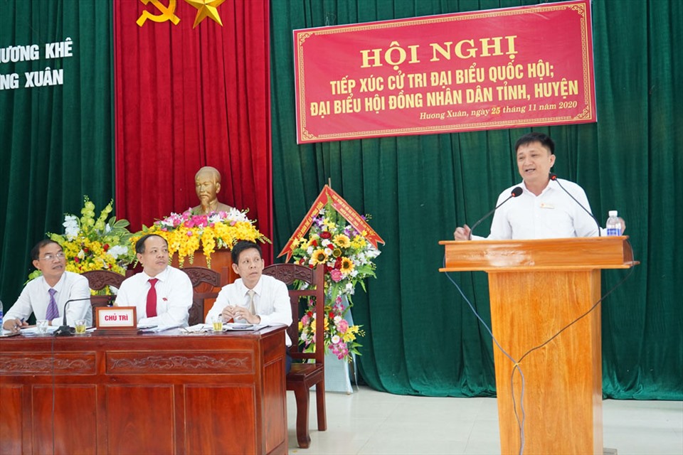Ông Trịnh Xuân Thắng - Chủ tịch UBND xã Hương Xuân giải trình băn khoăn của cử tri. Ảnh: Trần Tuấn.