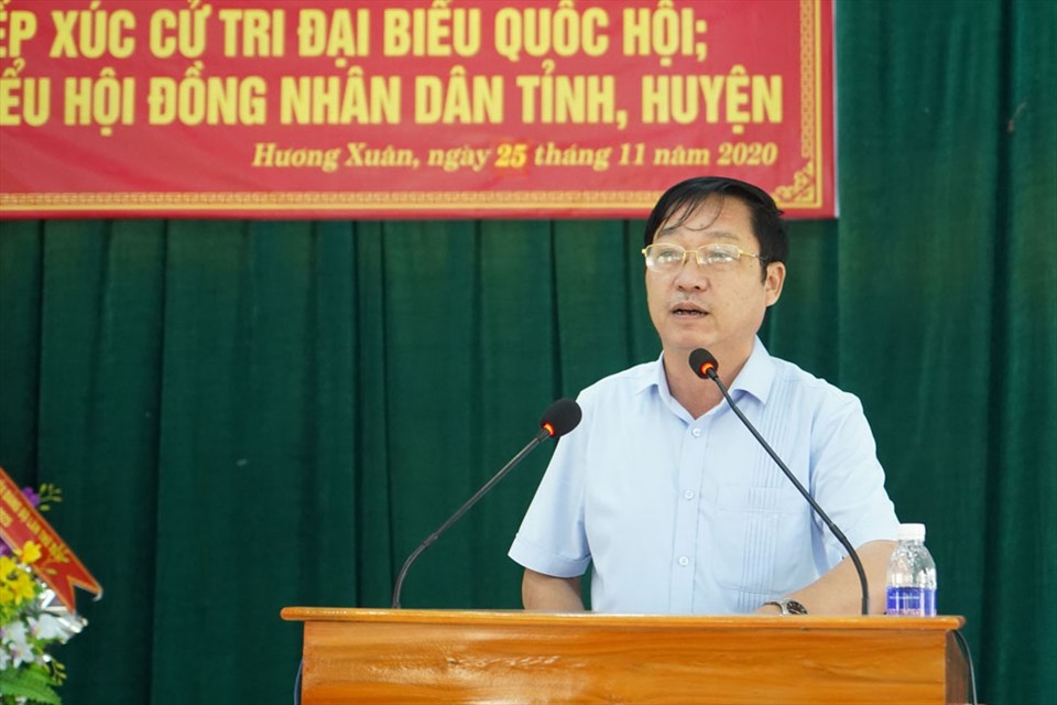 Ông Ngô Xuân Ninh - Chủ tịch UBND huyện Hương Khê giải trình, làm rõ thêm một số băn khoăn của cử tri. Ảnh: TT.