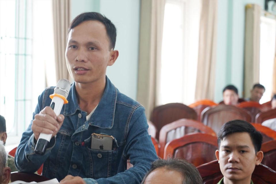 Cử tri Nguyễn Văn Lý cũng bày tỏ băn khoăn về ô nhiễm từ trại lợn nái ở thôn Xuân Hòa xã Hương Xuân. Ảnh: Trần Tuấn.