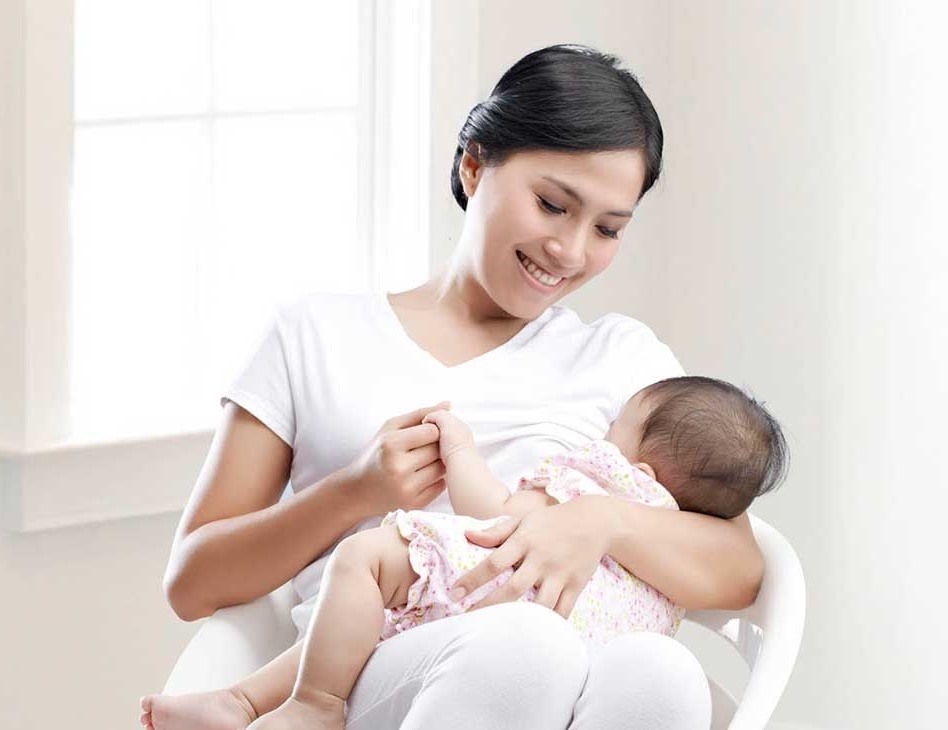 Sau khi sinh, các mẹ cần có chế độ ăn giàu dinh dưỡng và tinh thần thoải mái, để cung cấp nguồn sữa dồi dào cho bé. Ảnh: mevabe