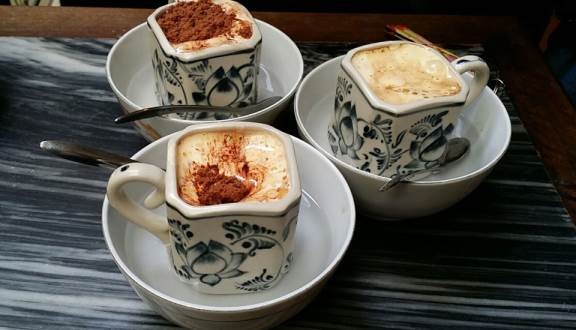 Cà phê trứng là đặc sản Hà Nội. Ảnh: Foody