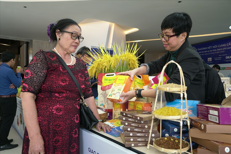 Doanh nghiệp từ các tỉnh, thành phố trưng bày các sản phẩm của địa phương trong khuôn khổ hội nghị.
