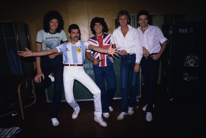 Ban nhạc Rock đình đám một thời Queen từng chụp ảnh kỷ niệm cùng Maradona. Ảnh: Twitter