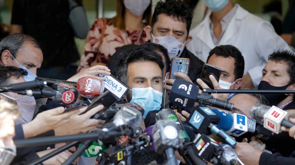 Bác sĩ Leopoldo Luque thông tin với báo giới về ca phẫu thuật của Maradona hôm 4.11.2020. Ảnh: AFP