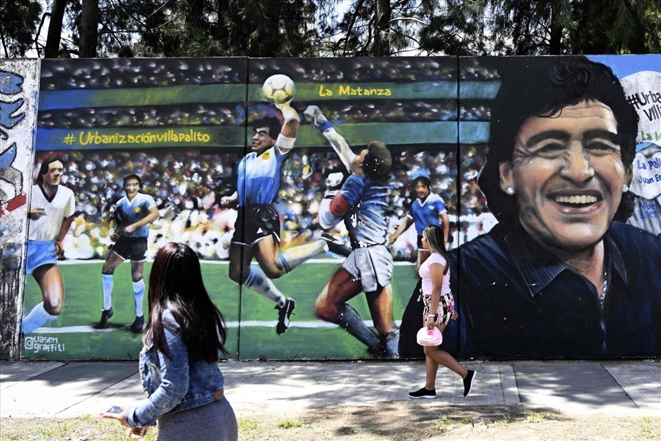 “Bàn tay của Chúa” là khoảnh khắc khó quên trong sự nghiệp Maradona. Ảnh: AFP