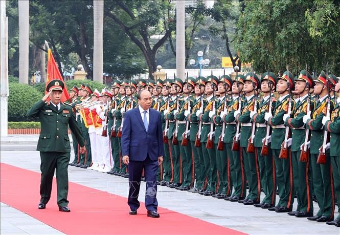 Thủ tướng Nguyễn Xuân Phúc duyệt đội danh dự. Ảnh: Thống Nhất/TTXVN