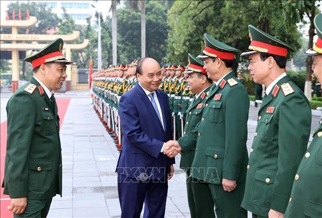 Thủ tướng Nguyễn Xuân Phúc với các sỹ quan chỉ huy của Học viện Quốc phòng. Ảnh: Thống Nhất/TTXVN