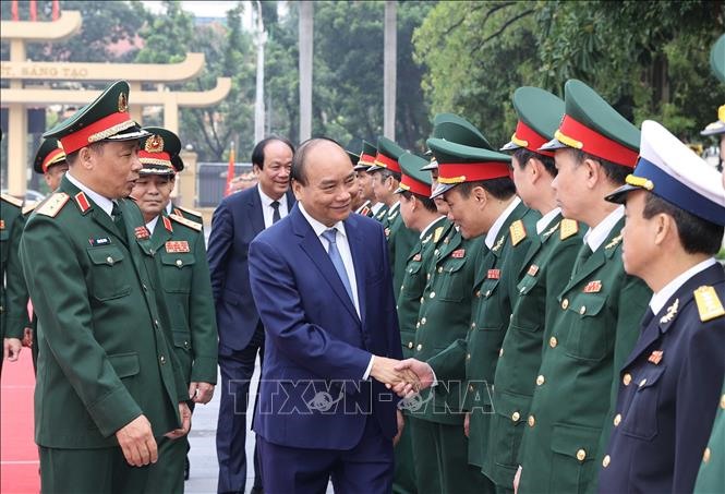 Thủ tướng Nguyễn Xuân Phúc với các sỹ quan chỉ huy của Học viện Quốc phòng. Ảnh: Thống Nhất/TTXVN