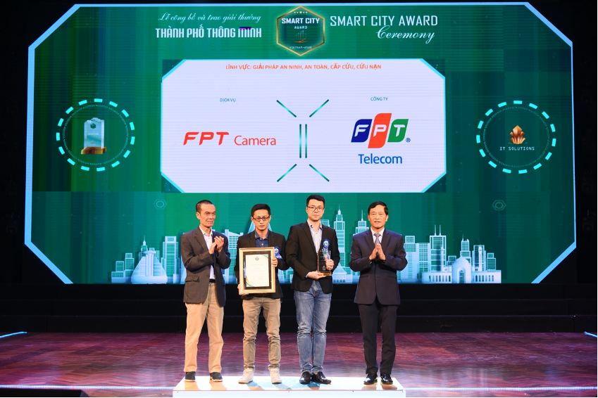 Đại diện FPT Camera nhận giải thưởng từ Vietnam Smart City Awards 2020.