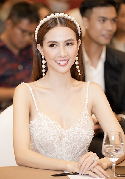 Người đẹp đến từ Tiền Giang sở hữu vẻ đẹp sắc sảo. Ngoài vai trò là một hoa hậu, cô còn là một diễn viên có tiếng.