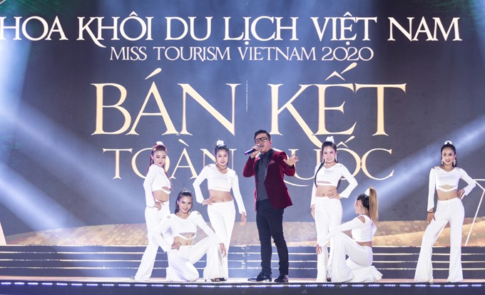 Tuấn Hưng gây bất ngờ khi xuất hiện ở Đắk Nông. Hồi tháng 7 anh cho biết sẽ tạm gác sự nghiệp ca hát để tập trung vun vén gia đình. Nam ca sĩ biểu diễn cùng vũ đoàn trong đêm thi bán kết Miss Tourism Vietnam 2020.