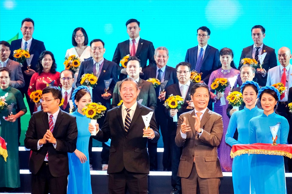 Tổng Giám đốc THACO Phạm Văn Tài nhận danh hiệu Thương hiệu Quốc gia 2020 từ Bộ trưởng Bộ Công Thương Trần Tuấn Anh.