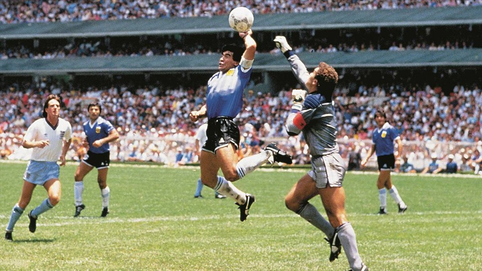 Maradona và “Bàn tay của Chúa” năm 1986. Ảnh: FIFA World Cup.