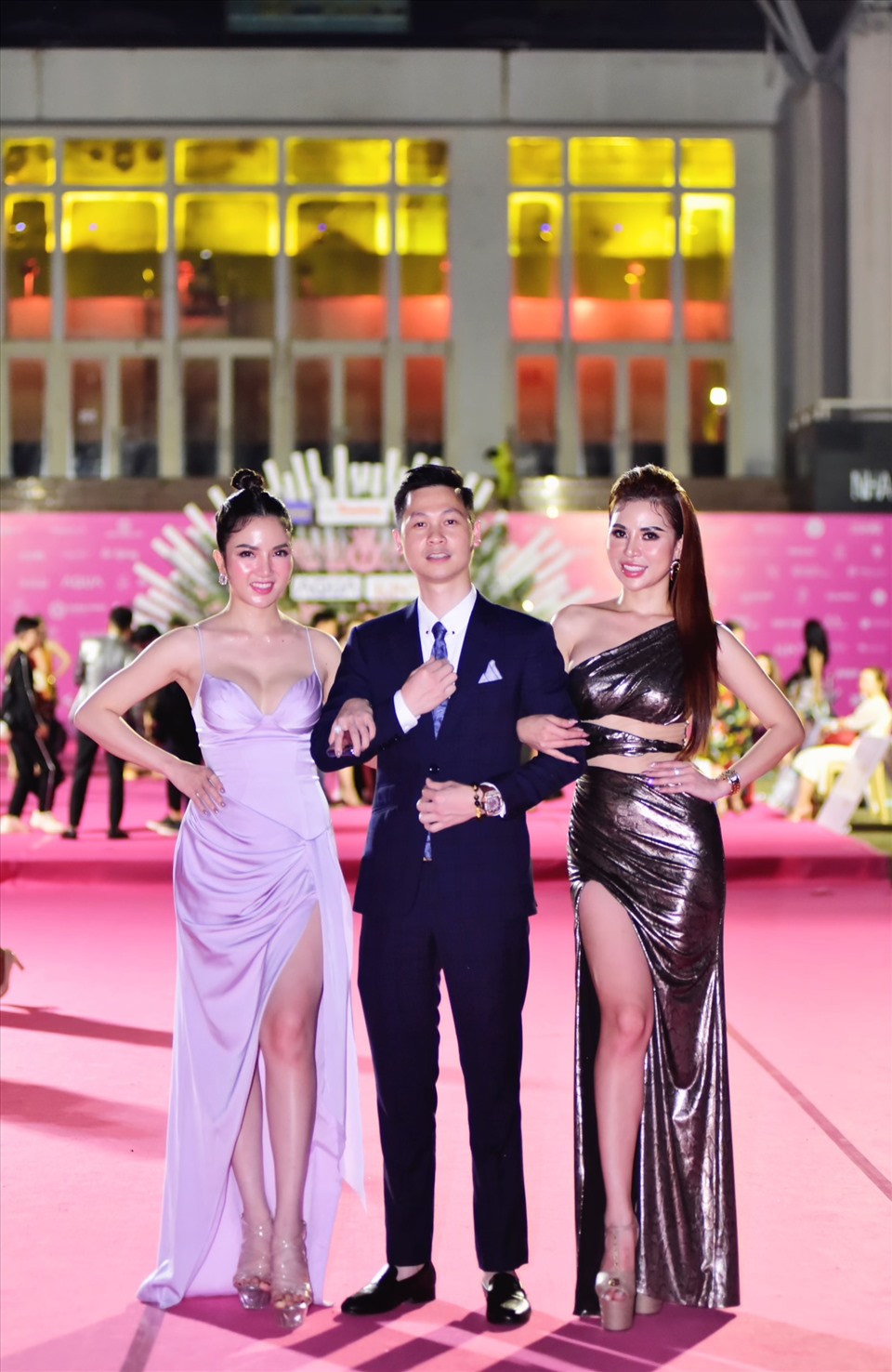 Hiền Nguyễn - CEO iSAMEN đọ dáng cùng dàn mẫu tại chung kết Hoa hậu Việt Nam 2020