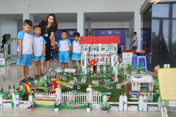 24 mô hình đạt giải làm từ vỏ hộp sữa học đường Vinamilk được trưng bày tại ngày hội.