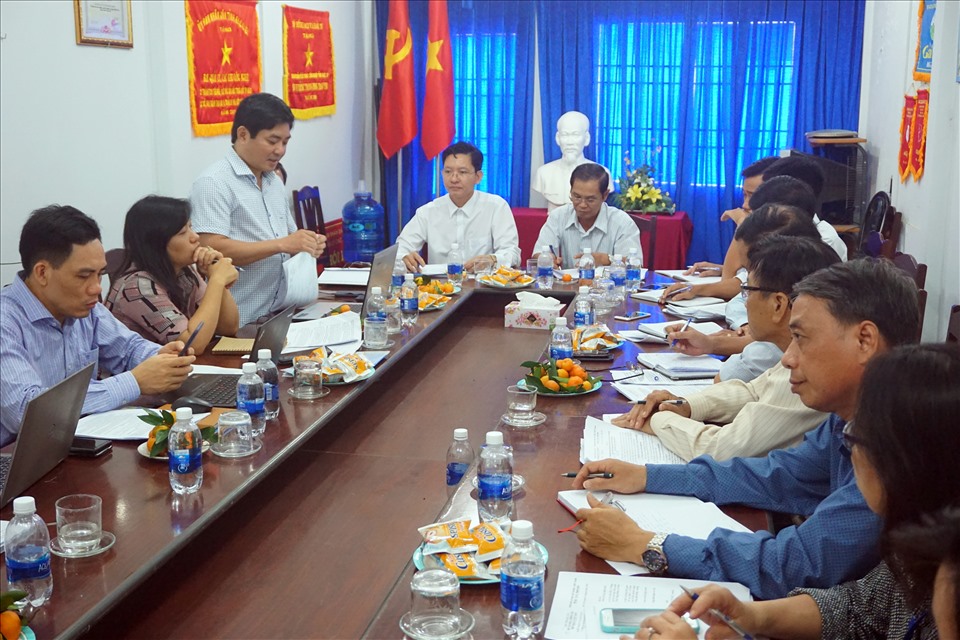 Đoàn giám liên ngành do Tổng LĐLĐ Việt Nam kiểm tra công tác liên quan đến an toàn lao động, môi trường lao động tại Ban quản lý các khu công nghiệp Bạc Liêu (ảnh Nhật Hồ)