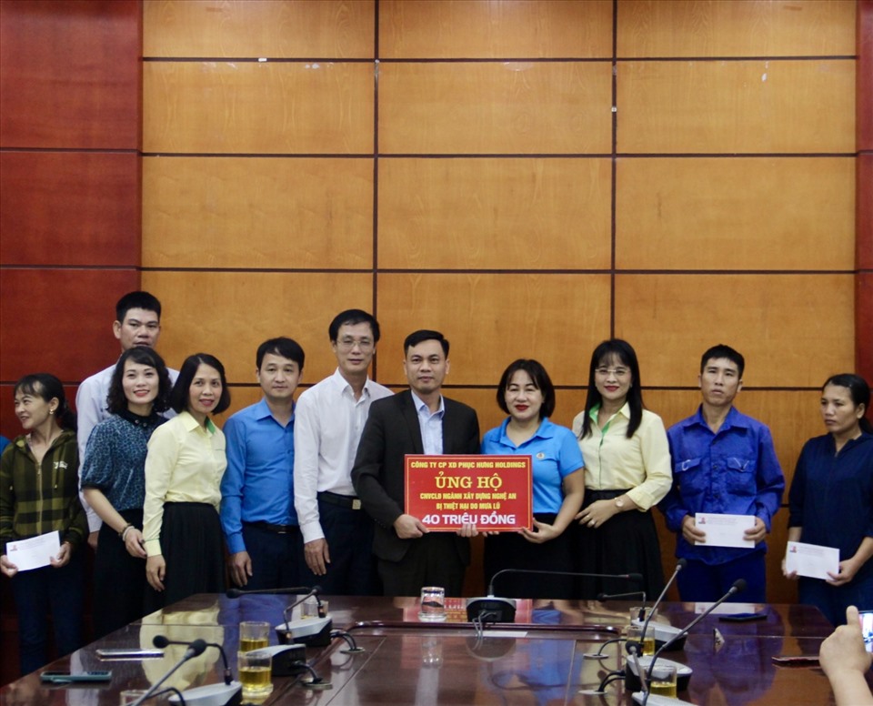 Lãnh đạo CĐ Xây dựng Việt Nam và Công đoàn Công ty Xây dựng Phục Hưng Holdings trao quà cho CNVCLĐ Công đoàn ngành Xây dựng Nghệ An. Ảnh: Mạnh Tùng.