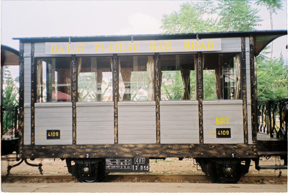 Năm 1972, tuyến đường sắt này bị chiến tranh phá hủy. Năm 1975, đất nước thống nhất, tuyến này được khôi phục nhưng chỉ hoạt động trong một thời gian ngắn do hiệu quả kinh tế kém.