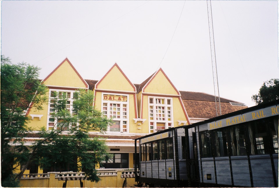 Từ năm 1980 tới năm 2004, ngành đường sắt Việt Nam dần dần cho tháo dỡ hệ thống đường ray của tuyến này. Tuy nhiên, với kiến trúc công trình hài hoà với thiên nhiên và là một điểm nhấn đô thị độc đáo, ga Đà Lạt được công nhận là di tích lịch sử – kiến trúc Quốc gia ngày 28.12.2001.