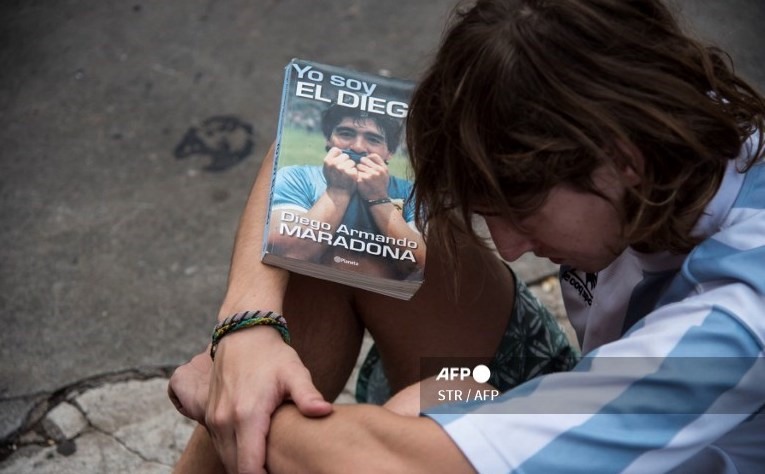 Một fan hâm mộ Maradona đau buồn trước cái chết của huyền thoại bóng đá. Ảnh: AFP