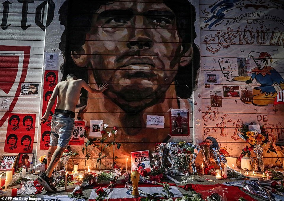 Hoa, áp phích và các vật dụng khác tại một ngôi đền tạm bên ngoài sân vận động mang tên Maradona ở Buenos Aires. Ảnh: AFP