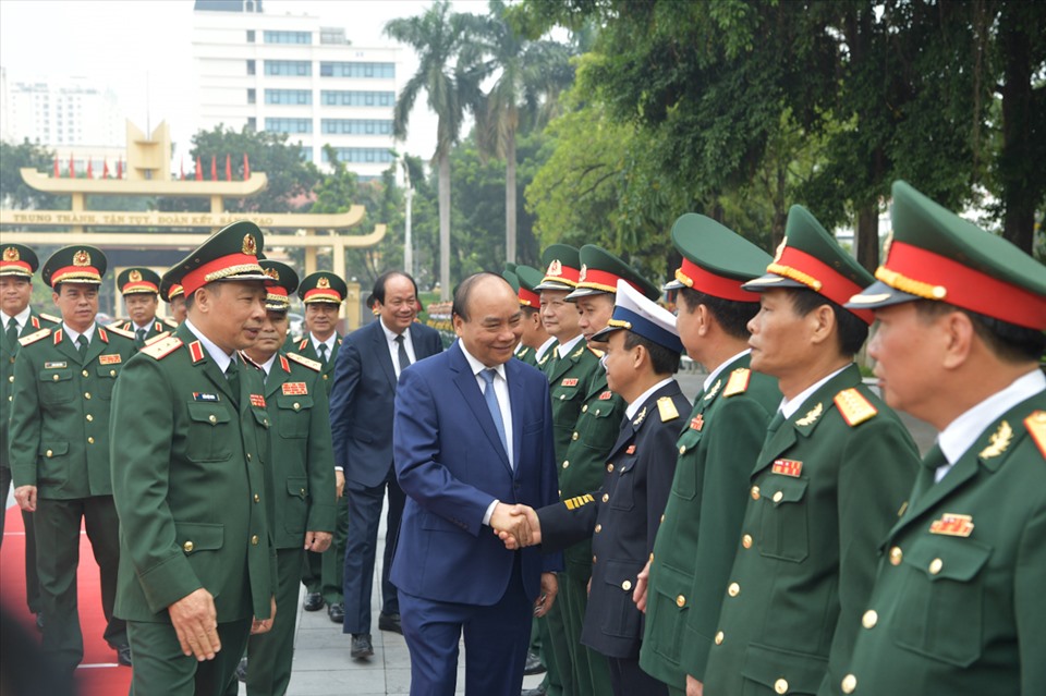 Thủ tướng Nguyễn Xuân Phúc và cán bộ Học viện Quốc phòng. Ảnh: VGP/Quang Hiếu
