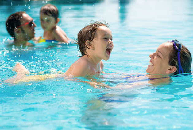 Bơi lội là bộ môn thể dục tốt, rèn luyện sự dẻo dai đối với các thành viên mọi lứa tuổi trong gia đình. Ảnh nguồn: AFP.