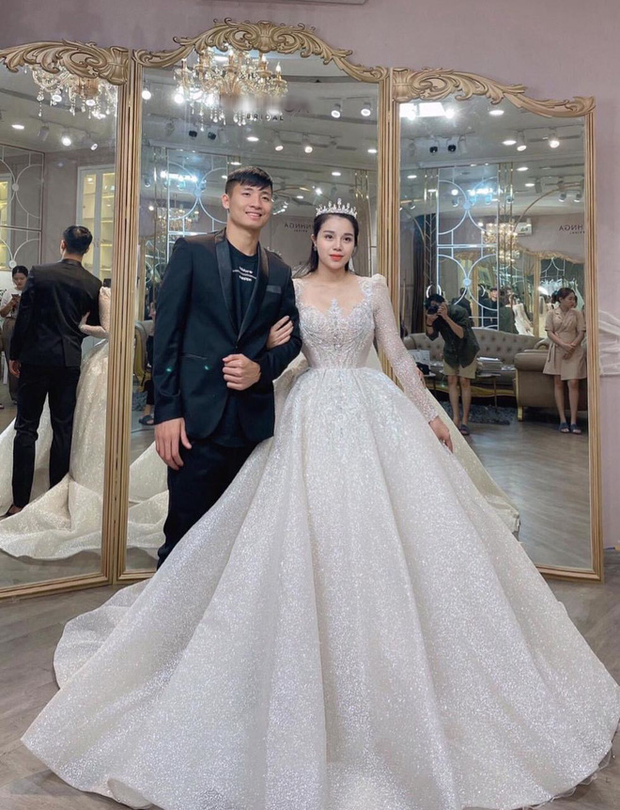 Bùi Tiến Dũng đưa Khánh Linh đi thử váy cưới. Ảnh: FBNV