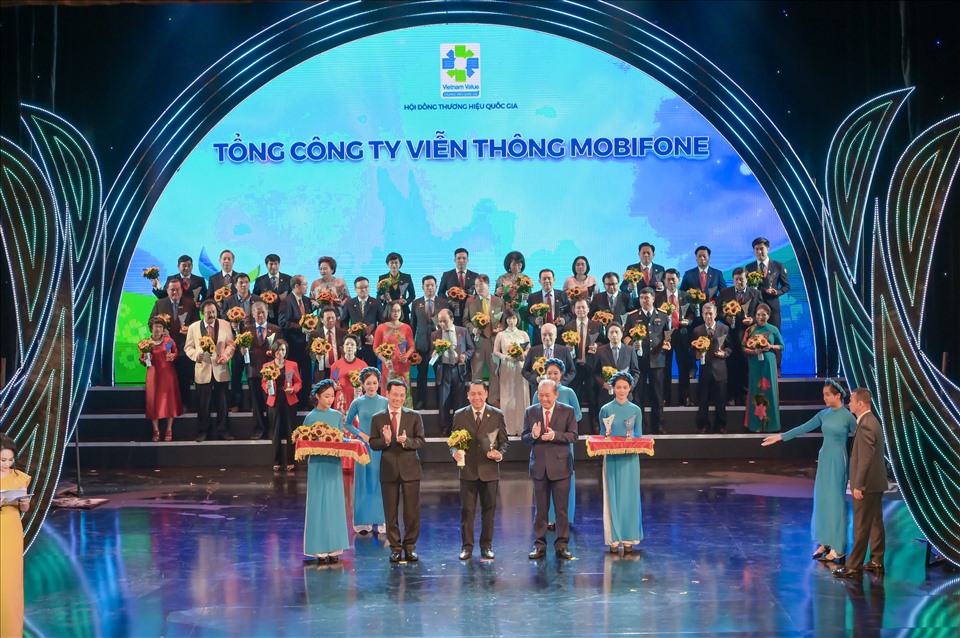 Đại diện MobiFone, Ông Bùi Sơn Nam – Phó TGĐ, nhận hoa và biểu tượng Thương hiệu Quốc gia từ Ban Tổ chức chương trình.