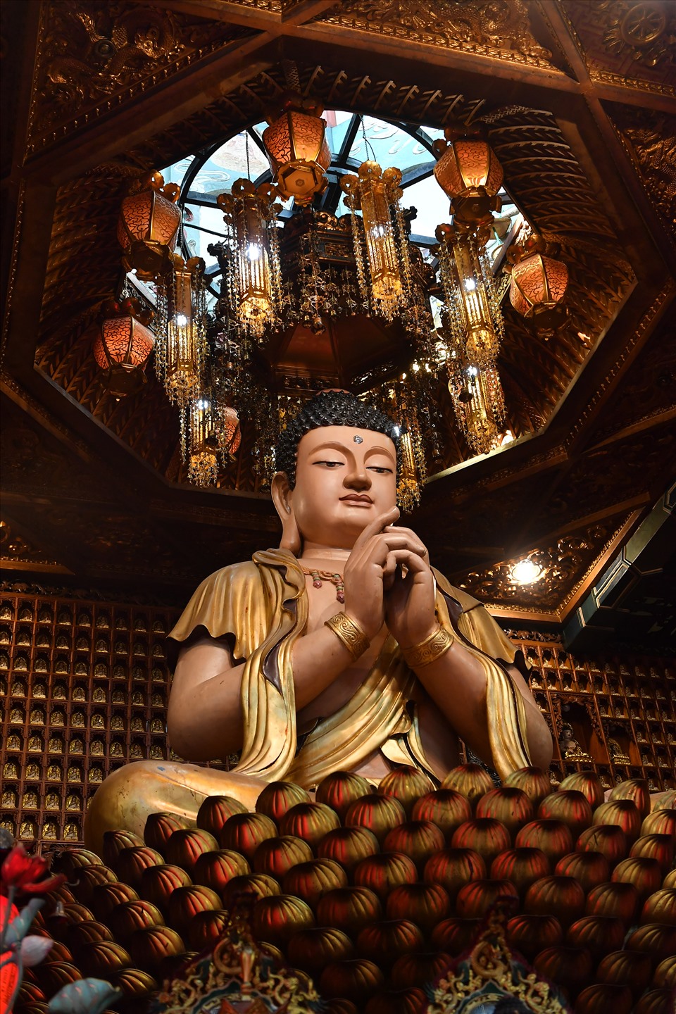 Tượng Phật Thích Ca Mâu Ni với đài sen bằng đồng.