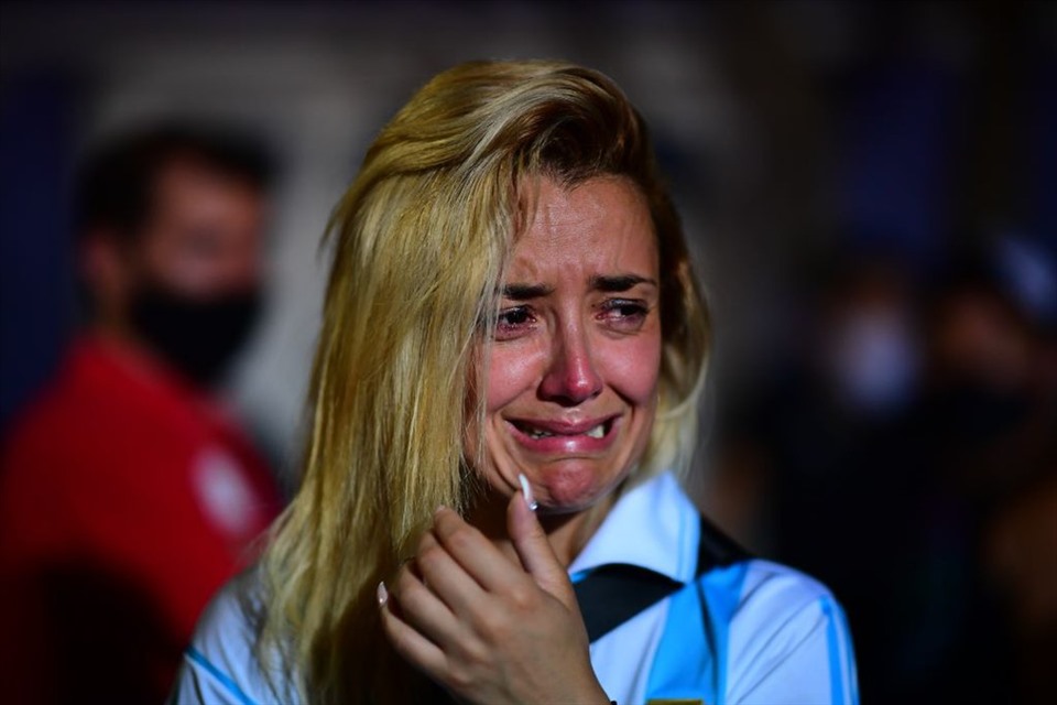 Một người hâm mộ khóc thương Maradona. Ảnh: AFP
