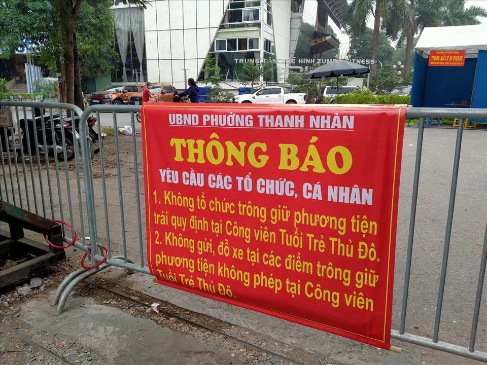 Bảng thông báo của UBND phường Thanh Nhàn khuyến cáo người dân không gửi xe trong công viên.