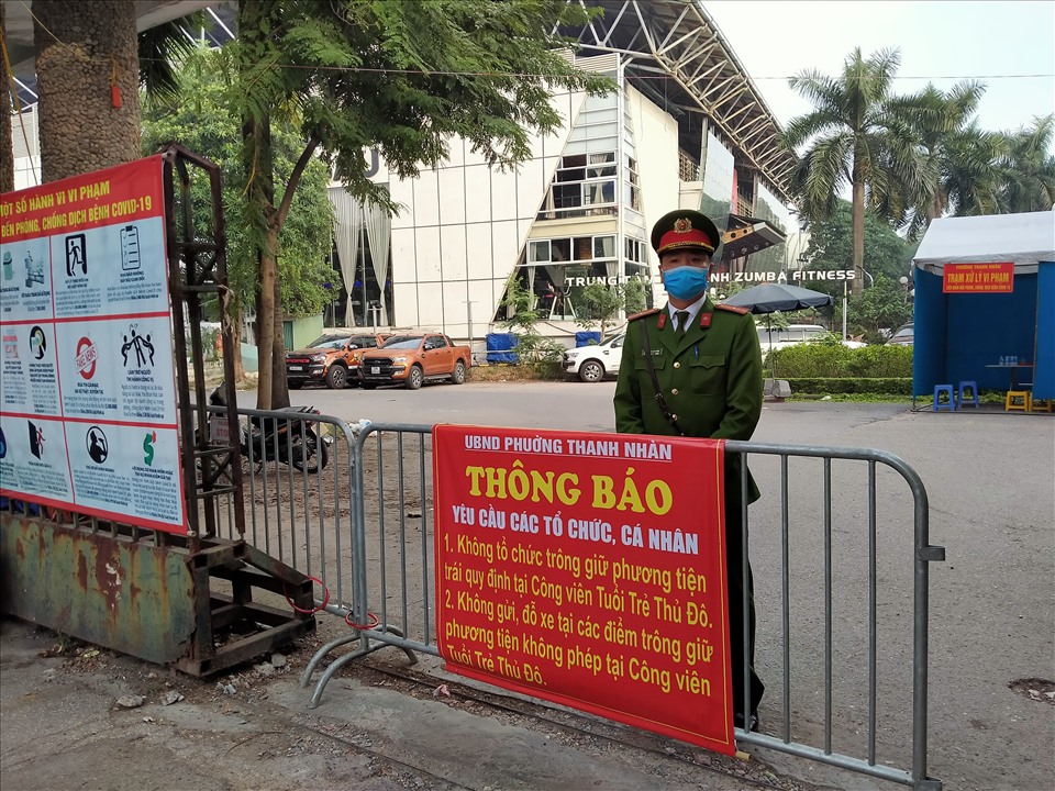 Lực lượng chức năng chốt chặn tại các điểm ra vào Công viên Tuổi trẻ Thủ đô.