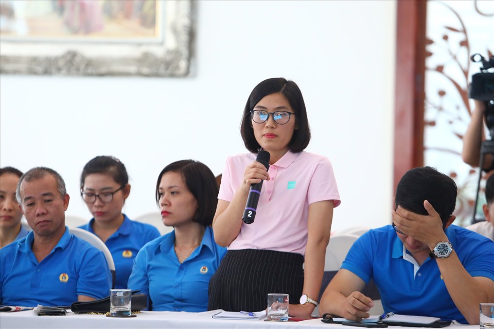 Chị Nguyễn Thị Phương Minh cán bộ phụ trách môi trường ở Công ty Regina Miracle Internation chia sẻ về những sáng kiến để góp phần bảo vệ môi trường ở công ty.