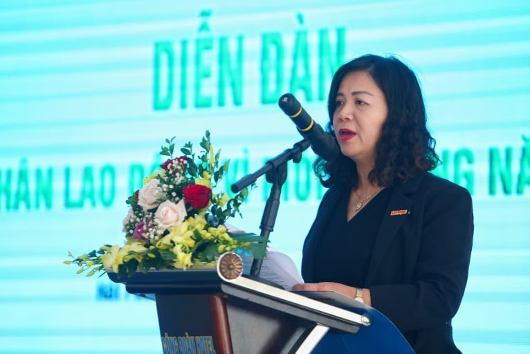 Bà Phạm Thị Huệ - Giám Đốc TTHT-TT Báo Lao Động Phát biểu khai mạc.