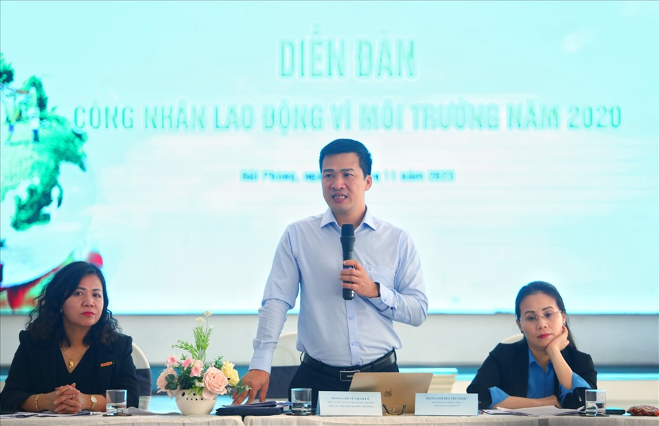 Ông Vũ Minh Lý - Phó Giám đốc Trung tâm truyền thông TNMT phát biểu tại Diễn đàn. Ảnh: Tô Thế