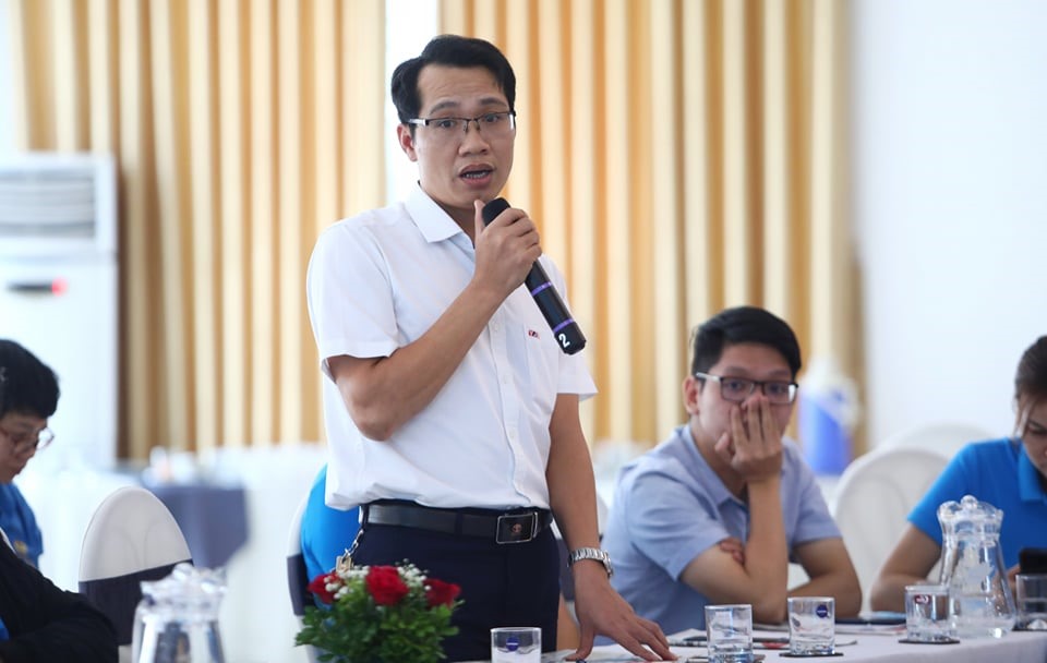 Ông Phạm Văn Diên - Phó Chủ tịch công đoàn Công ty thép Việt Nhật chia sẻ về cách bảo vệ môi trường tại công ty mình. Ảnh: Tô Thế.