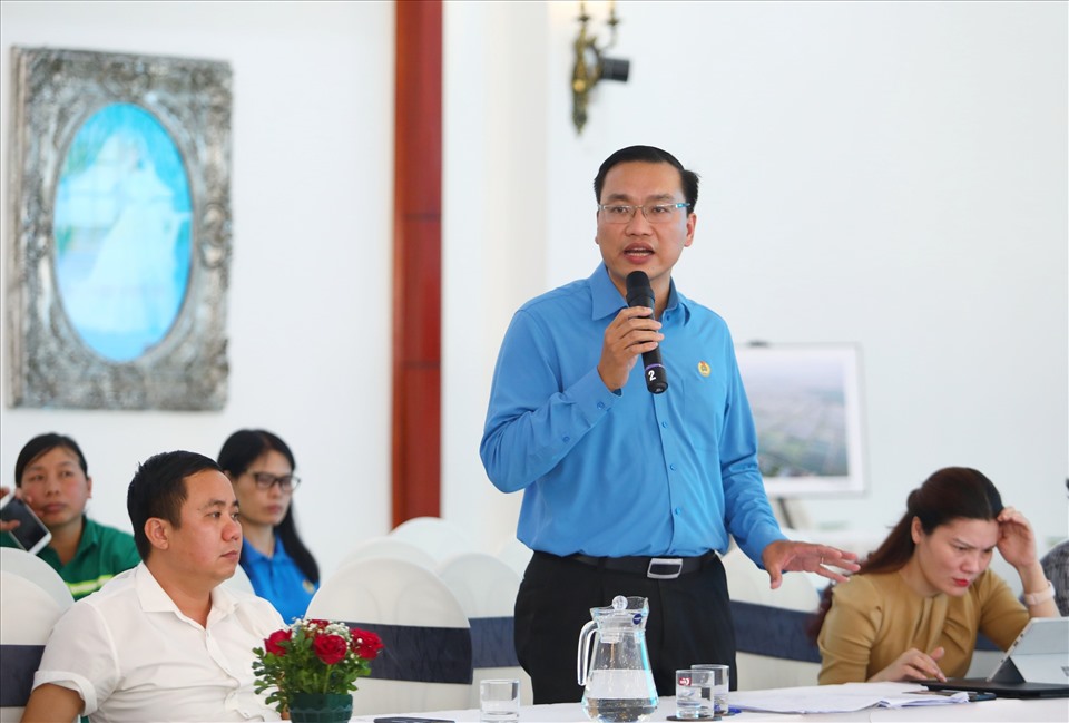 Ông Nguyễn Hồng Quang - Phó Chủ tịch Công đoàn Khu kinh tế Hải Phòng chia sẻ về hoạt động bảo vệ môi trường của công nhân trong các khu công nghiệp. Ảnh: Tô Thế.