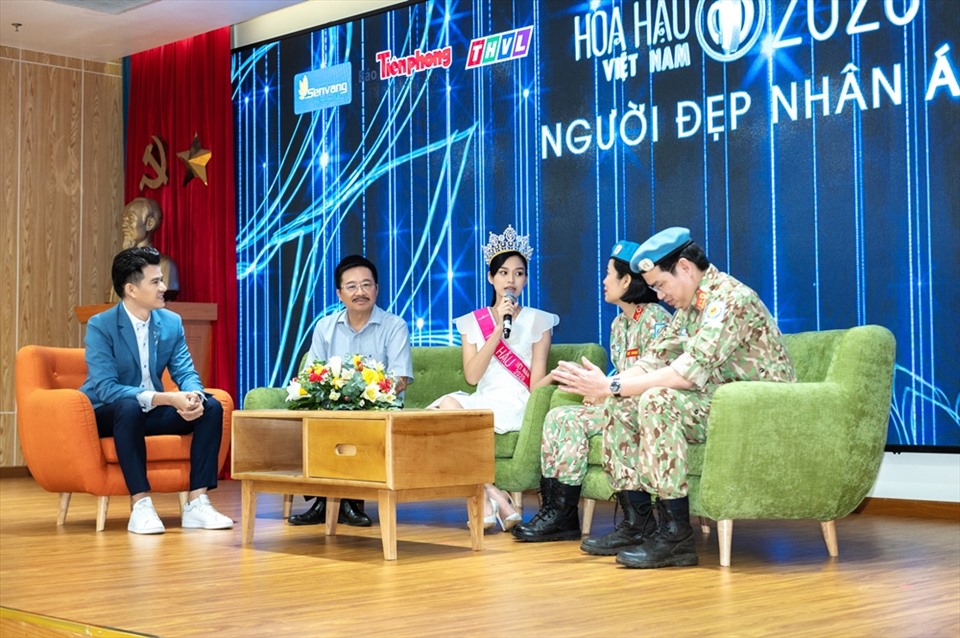 Cũng trong dịp này, Vũ Mạnh Cường đã cùng Hoa hậu Việt Nam 2020 Đỗ Thị Hà cùng các Á hậu phát cơm miễn phí tại khoa ung bướu của bệnh viện.