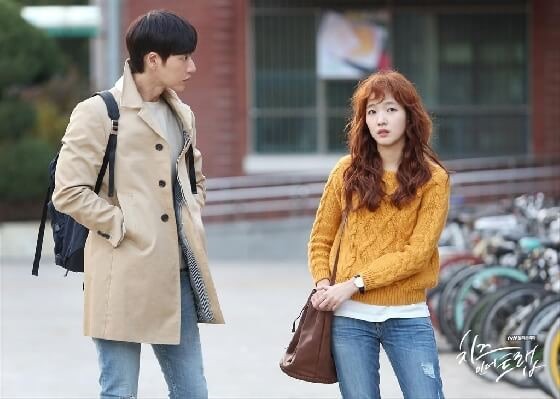 Park Hae Jin và Kim Go Eun diễn xuất ăn ý trong “Bẫy tình yêu“. Ảnh cắt phim.