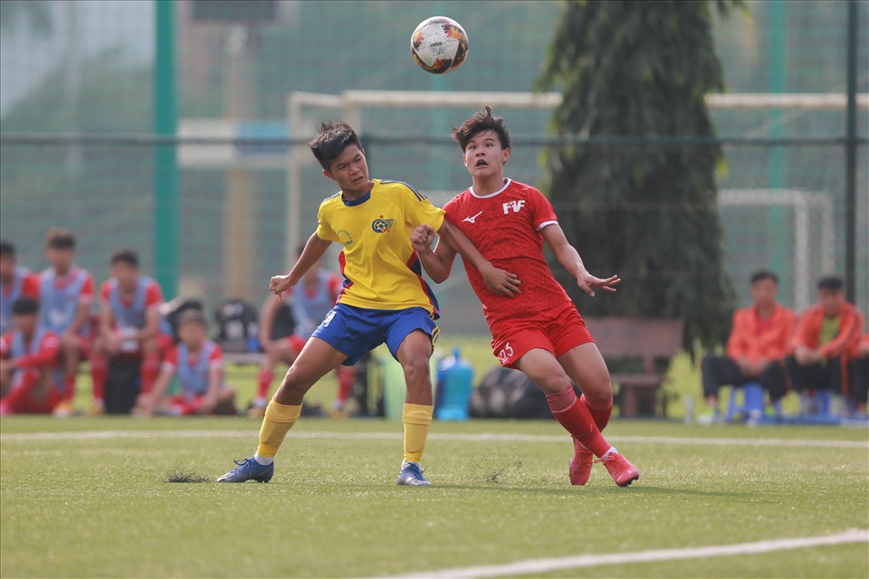 U15 Đồng Tháp (áo vàng) đã giành chiến thắng sát nút 2-1 trước U15 PVF. Ảnh: Hồ Hải Hoàng