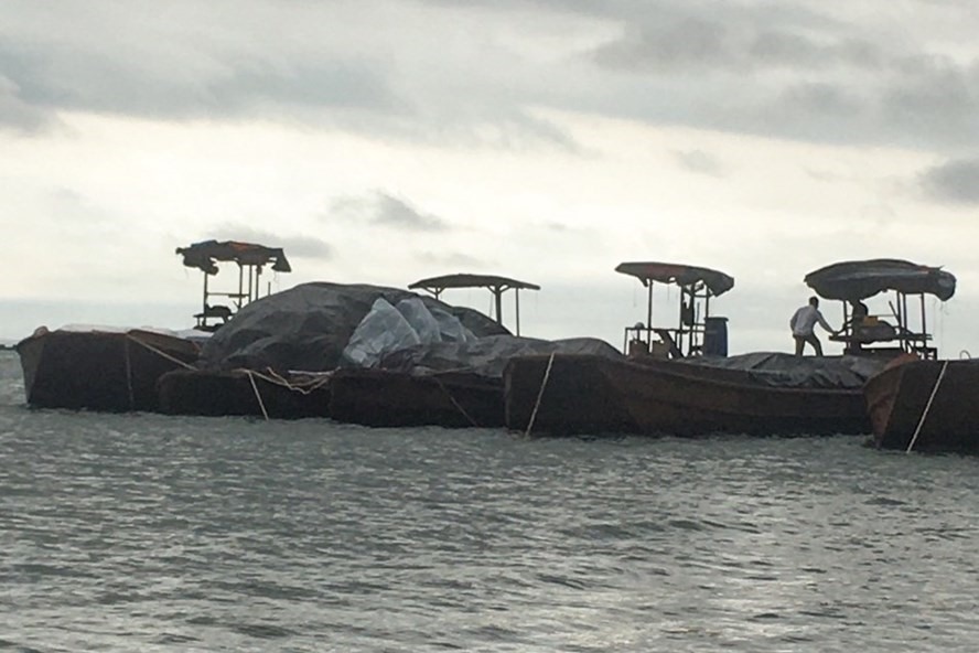2 trong số thuyền máy bị Biên phòng tỉnh Quảng Ninh và lực lượng Hải quan bắt giữ chứa 1.000 kiện thuốc lá nước ngoài nghi xuất lậu trên vùng biển Trà Cổ, TP.Móng Cái (Quảng Ninh) vào tháng 9 vừa qua. Ảnh: H.Việt