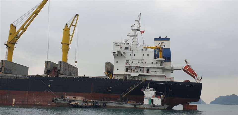 Tàu nước ngoài chở than nhập khẩu vào cảng biển khu vực Cẩm Phả, tỉnh Quảng Ninh. Ảnh: Nguyễn Hùng