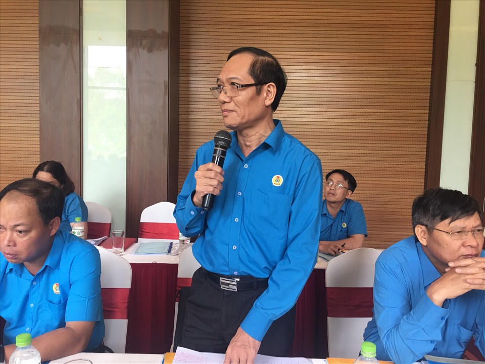 Đồng chí Nguyễn Văn Toản phụ trách Ban kinh tế chính sách và thi đua khen thưởng Tổng Liên đoàn phát biểu. Ảnh: Thanh Tùng