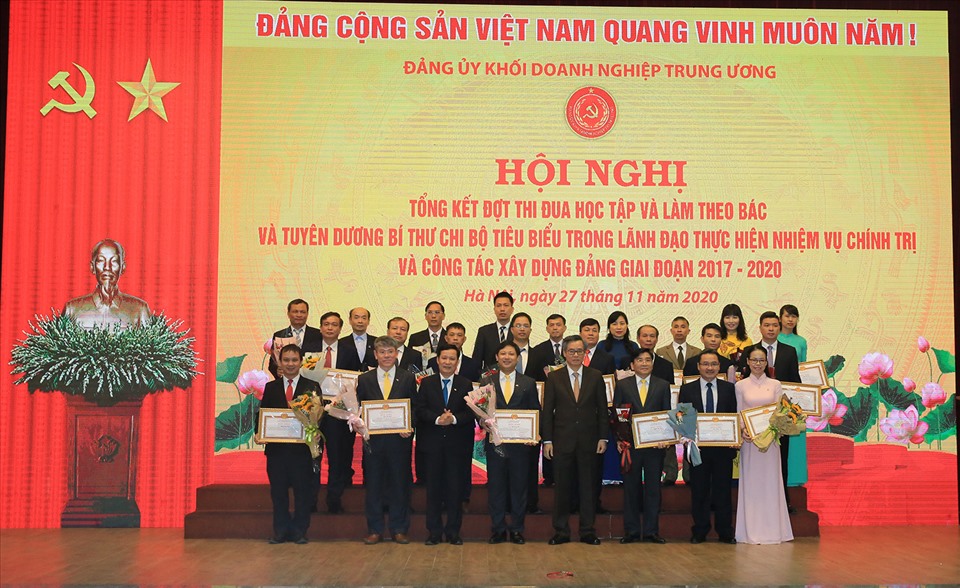 Hội nghị tổng kết đợt thi đua học tập và làm theo Bác, phấn đấu hoàn thành và hoàn thành vượt mức các chỉ tiêu Nghị quyết Đại hội Đảng bộ các cấp nhiệm kỳ 2015-2020 và tuyên dương Bí thư Chi bộ tiêu biểu giai đạn 2017-2020. Ảnh Hữu Trung