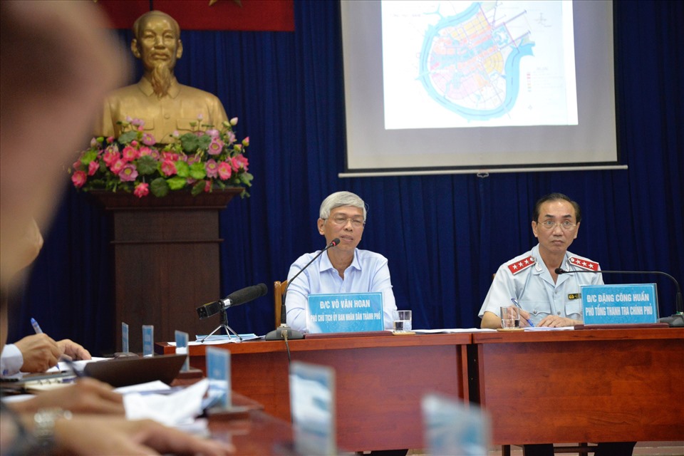 Ông Võ Văn Hoan (trái) - Phó chủ tịch UBND TPHCM.  Ảnh: H.K